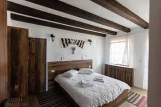 Poza cu camera dubla din cabana